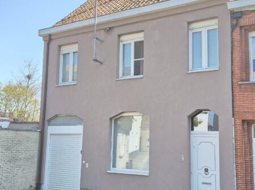 Mooie toffe woning op een uitstekende centrale locatie te Kuurne, omvattende o.a. op het GELIJKVLOERS: Inkomhal Gastentoilet Ruime leefruimte met salo